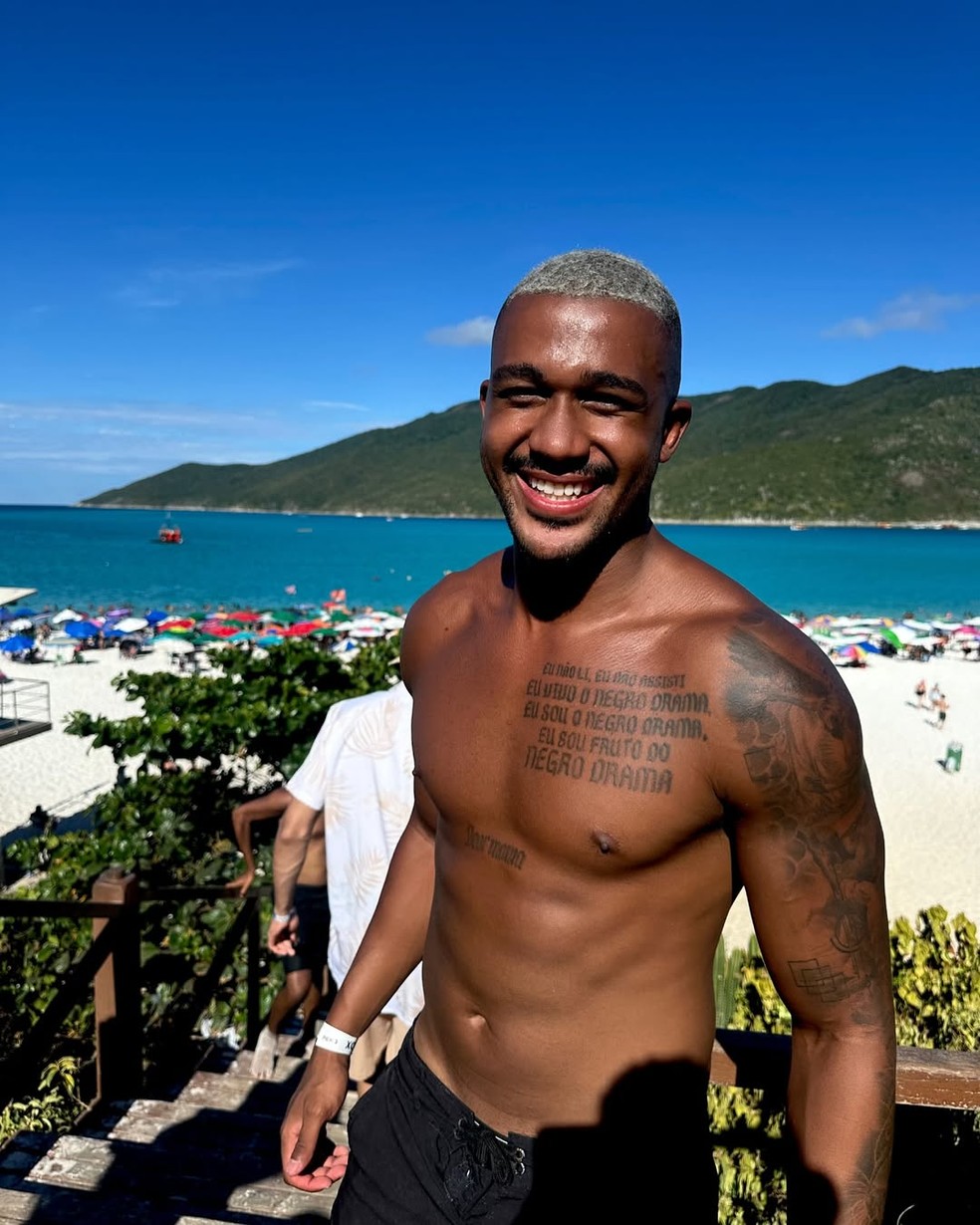 Matheus Moreira, participante do BBB 26, em praia — Foto: Reprodução/Instagram