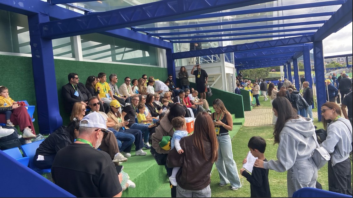 Famílias acompanham último treino da Seleção na Granja Comary antes de amistoso com o Panamá