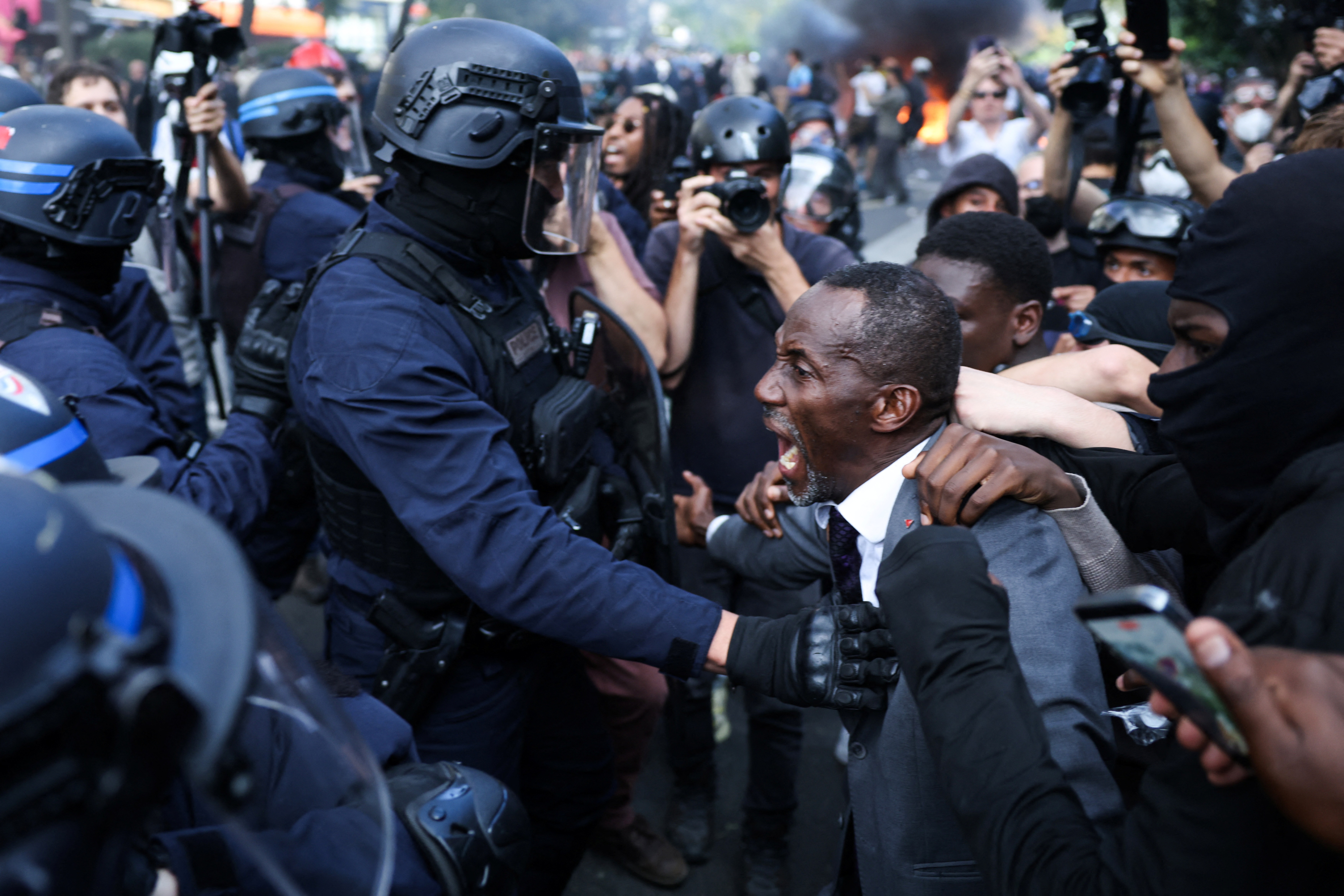 Imagem de prefeito de subúrbio de Paris protegendo manifestantes viraliza na França: 'Me senti em perigo com a polícia lá'