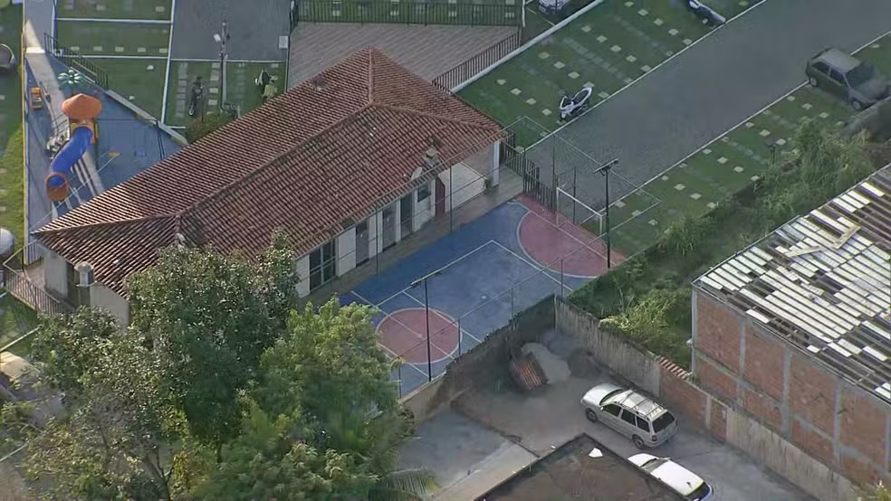 Menino de 12 anos morre atingido por bala perdida enquanto brincava em parquinho na Pavuna — Foto: Reprodução / TV Globo
