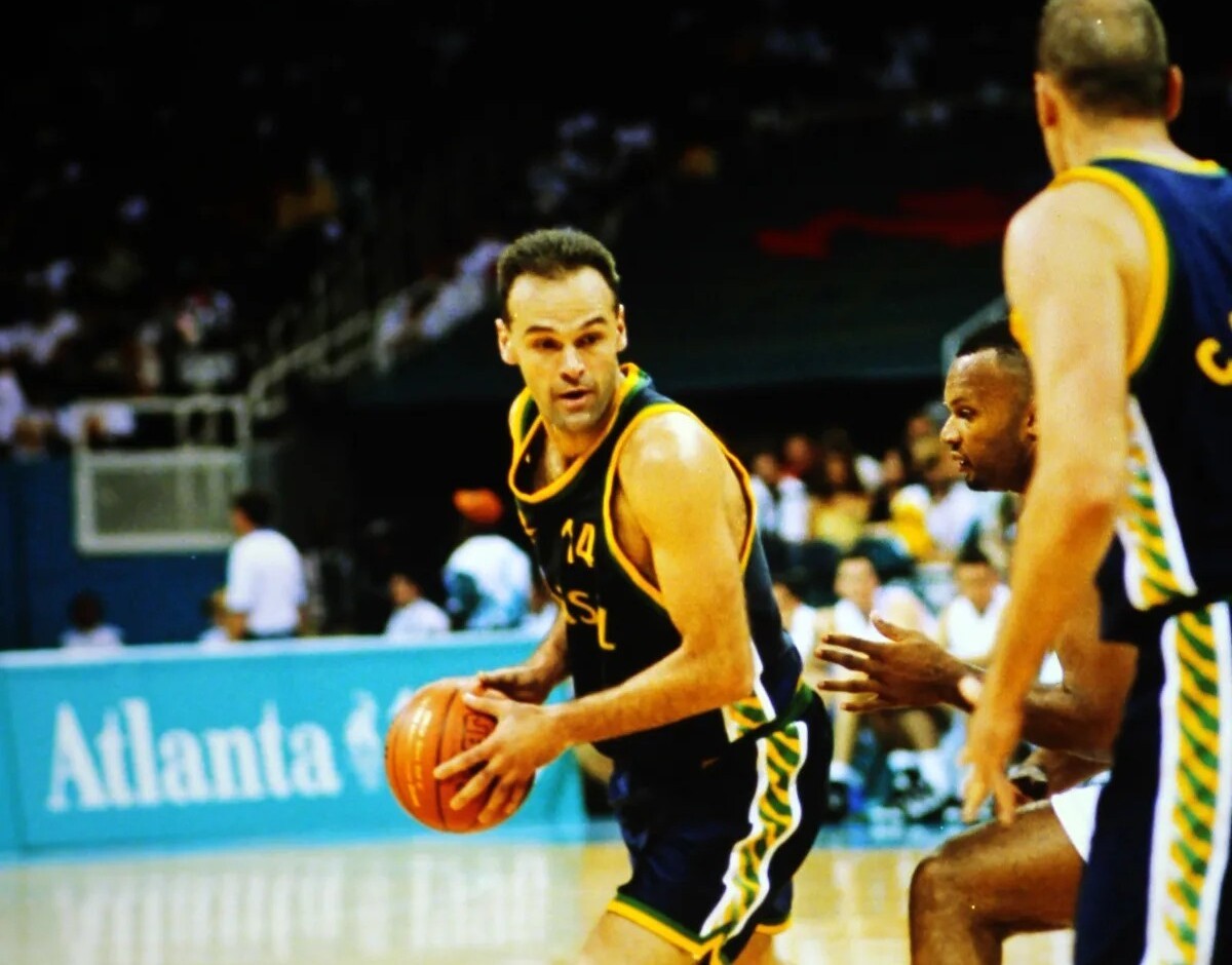 Em recuperação de cirurgia, Oscar Schmidt é homenageado no Hall da Fama do COB: 'Último capítulo', diz filho