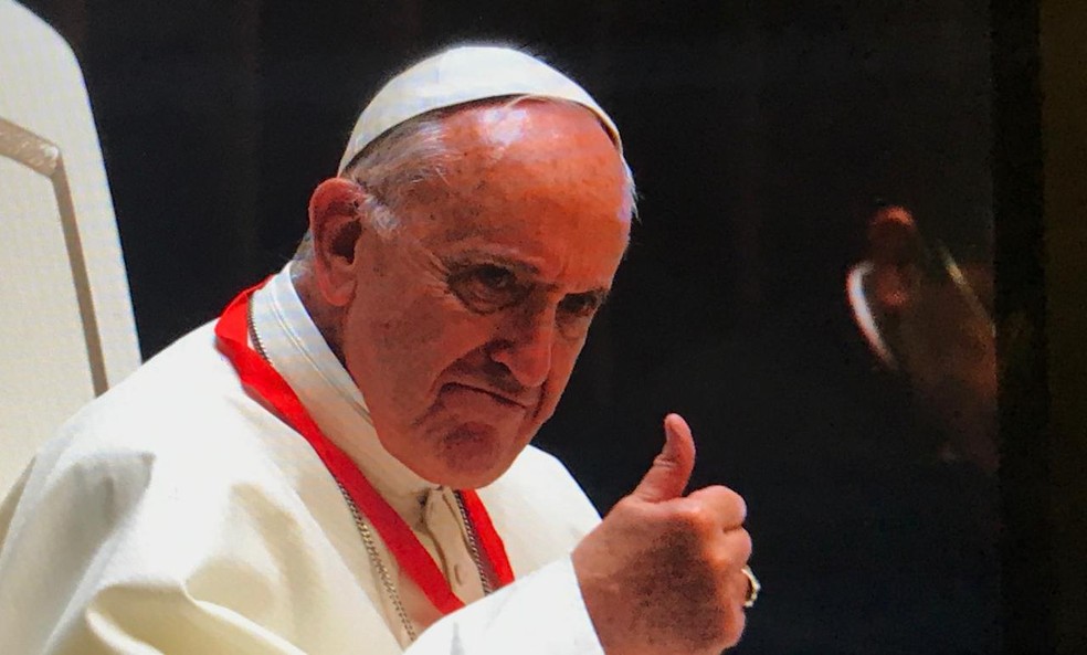 Gesto do Papa Francisco ao escutar o tango tocado pela orquestra da Maré — Foto: Divulgação