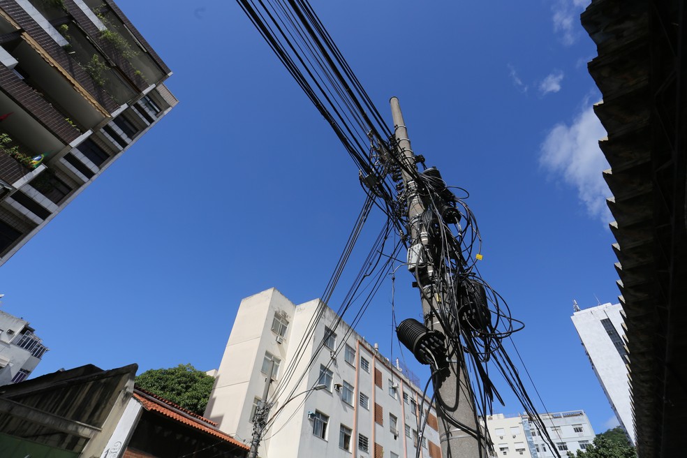 Emaranhado de cabos em poste de rua em Botafogo, na Zona Sul do Rio de Janeiro Agência O Globo — Foto:         