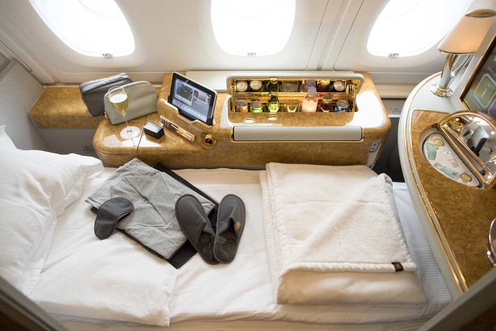 Uma máscara para os olhos, pijama e um par de chinelos em uma cabine de primeira classe da Emirates — Foto: Bloomberg
