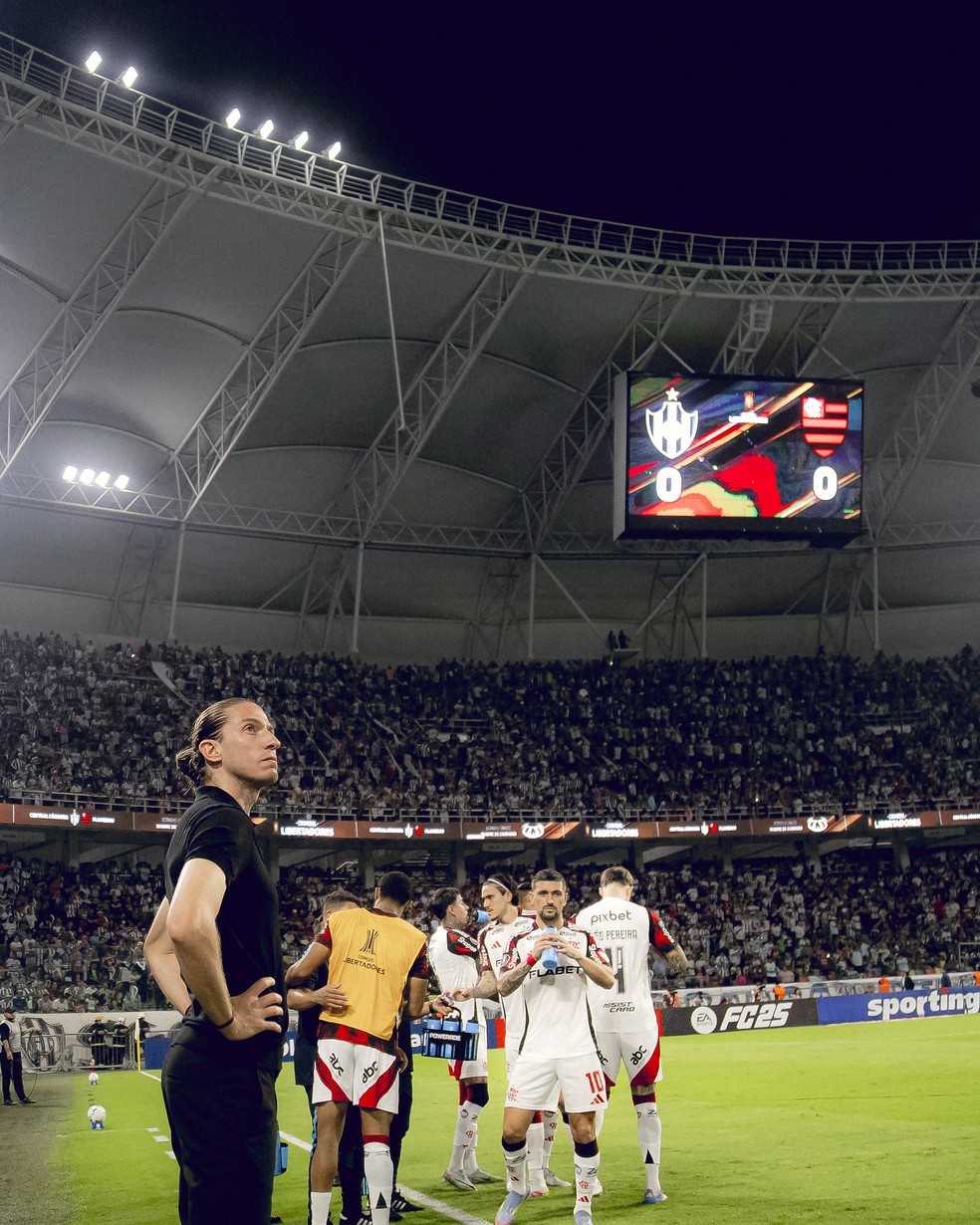 Filipe Luís durante Central Córdoba x Flamengo — Foto: Adriano Fontes/Flamengo