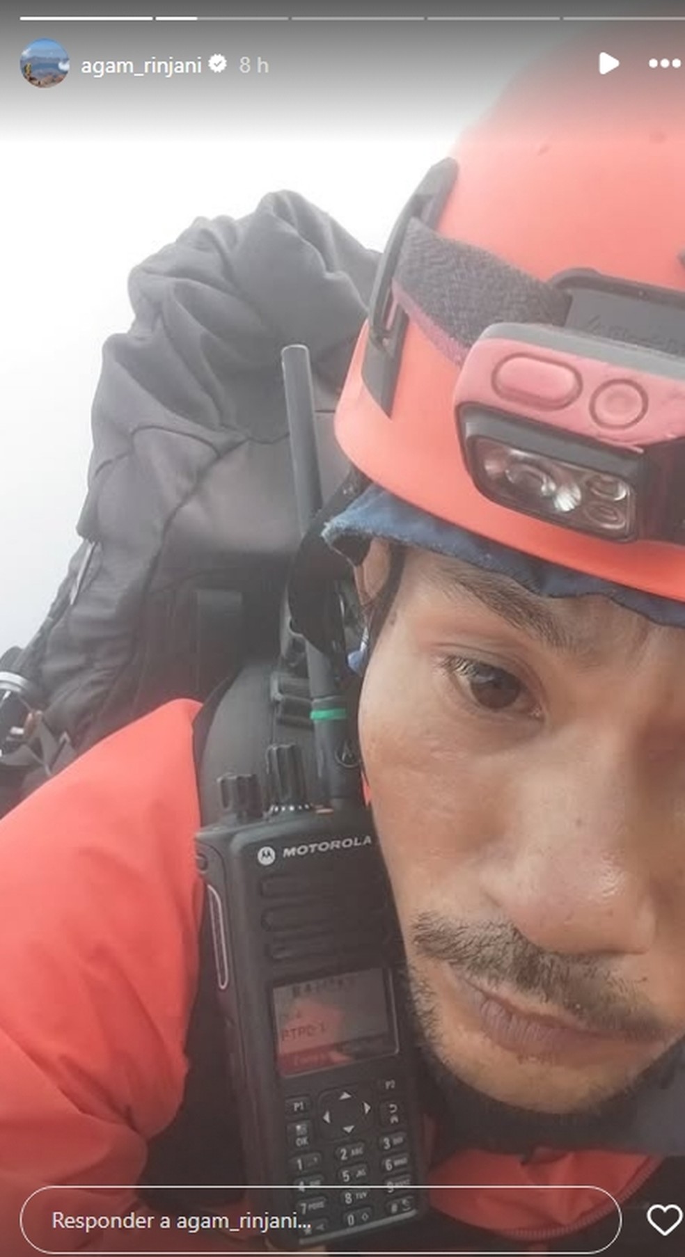 Agam Rinjani, via Instagram, durante resgate da brasileira — Foto: Reprodução