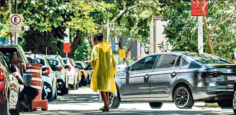 The usual scene. Two flannels are split when approaching vehicles on Rua Dias da Rocha, in Copacabana: the price paid varies according to the driver. The law passed by Eduardo Paes requires the use of the app or parking meters - Photo: Gabriel de Paiva