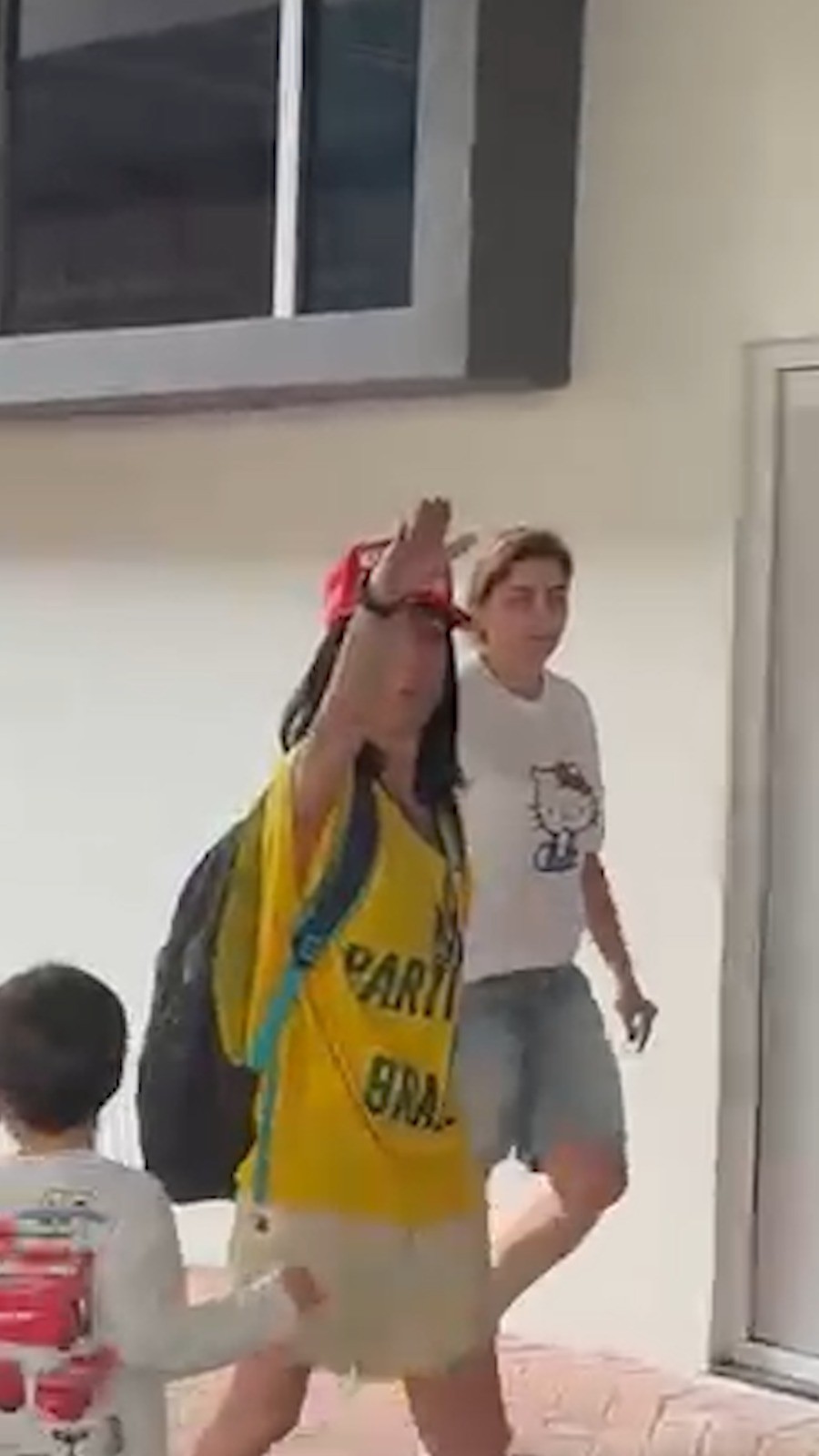 Eleitora de Flávio Bolsonaro, com boné de Donald Trump, faz saudação nazista ao votar em colégio do Rio