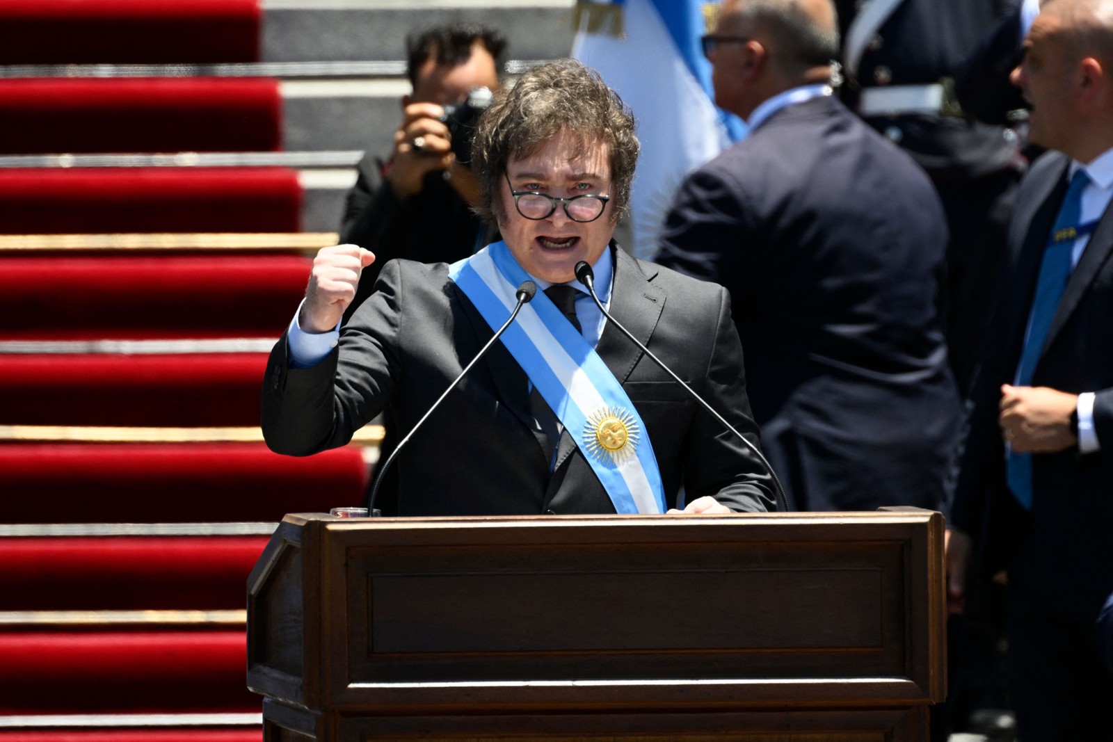 Javier Milei discursa enquanto toma posse da presidência da Argentina — Foto: Luis ROBAYO / AFP