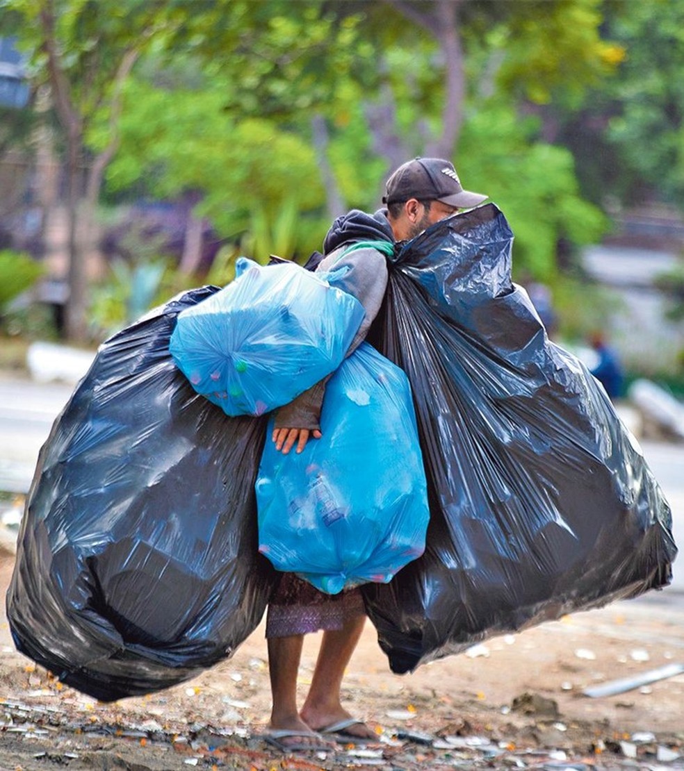 Informalidade. Catador recolhe lixo reciclável nas ruas do Rio: setor diz que ainda falta reconhecimento — Foto: Domingos Peixoto