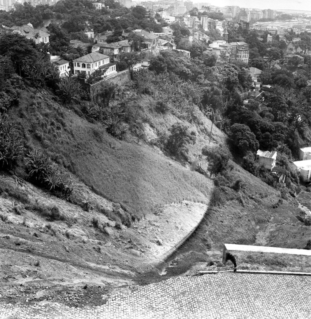 Desabamento de terra no alto da Rua Santo Amaro, em Santa Teresa — Foto: Arquivo / Agência O Globo