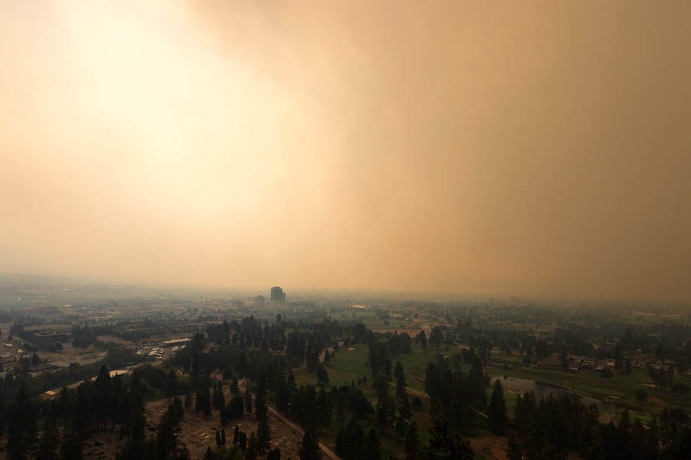Fumaça de incêndio florestal envolve Kelowna, na Colúmbia Britânica, no Canadá. — Foto: Darren Hull/AFP