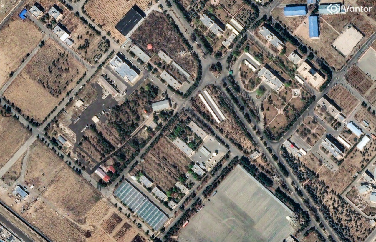 ANTES: Estruturas no quartel-general da Força Aeroespacial do Corpo da Guarda Revolucionária Islâmica (IRGC) — Foto: Reprodução/Redes Sociais/Vantor Tech