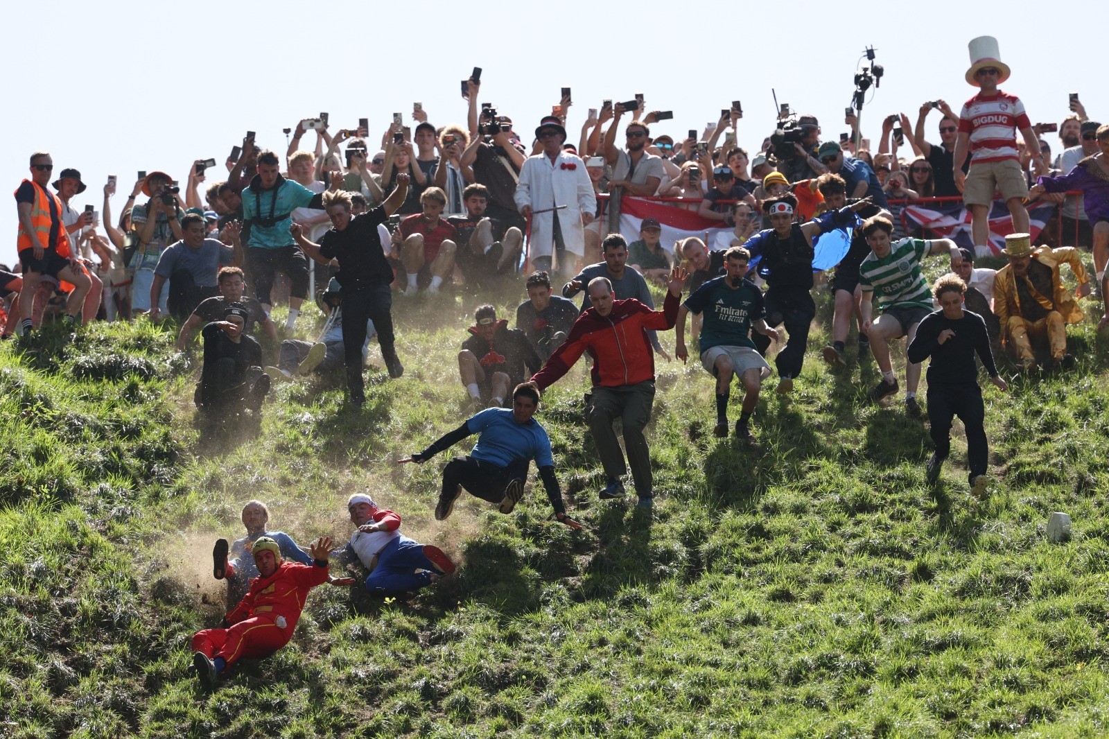 Vale tudo por um queijo: corrida centenária faz multidão despencar morro abaixo na Inglaterra; vídeo