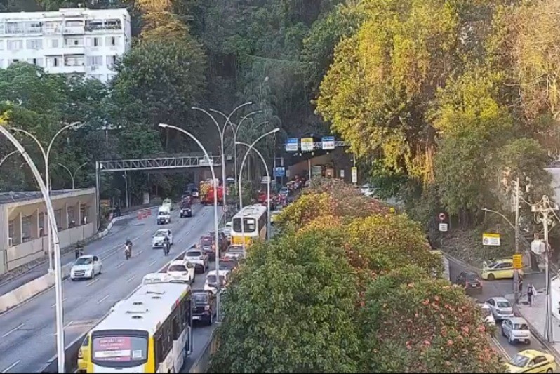 Túnel Rebouças é interditado após carro pegar fogo; incêndio já foi controlado