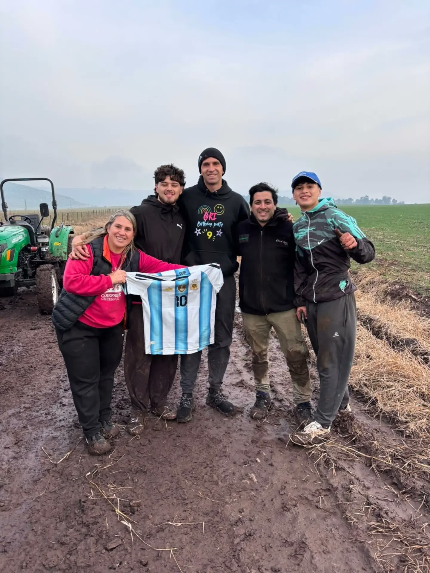 Goleiro da Argentina, Dibu Martínez tem carro atolado na lama, recebe ajuda de torcedores e retribui com autógrafos