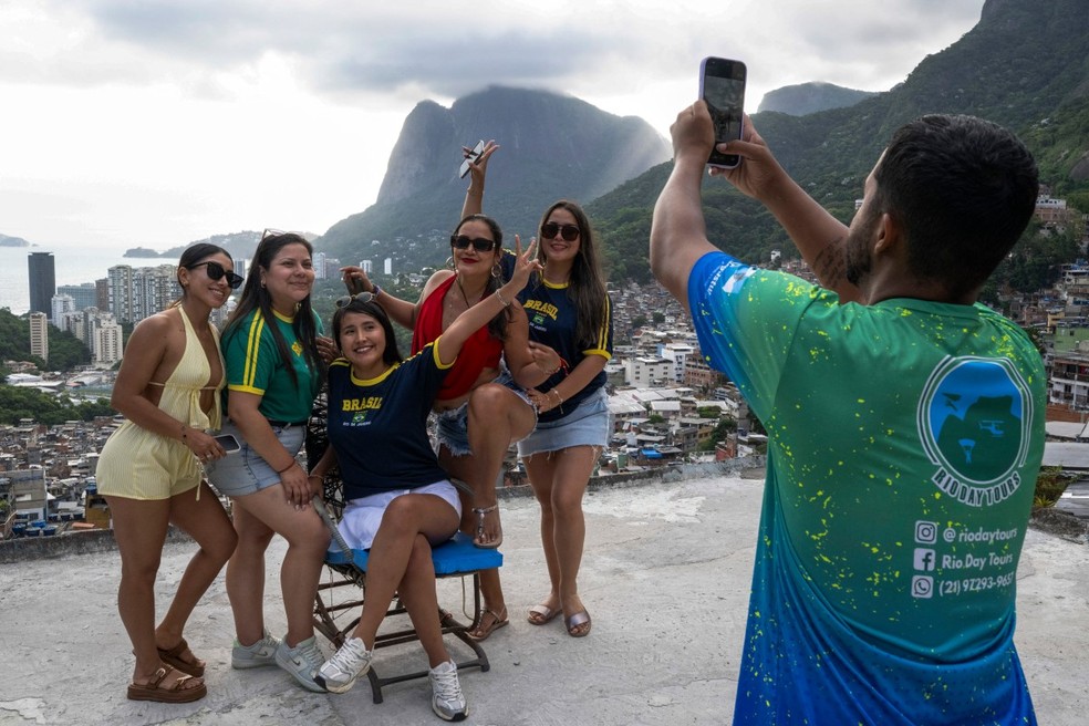 Atração turística ou romantização da pobreza? Vídeos virais com drones na Rocinha geram debate sobre visão 'exótica' das favelas — Foto: Pablo Porciúncula/AFP