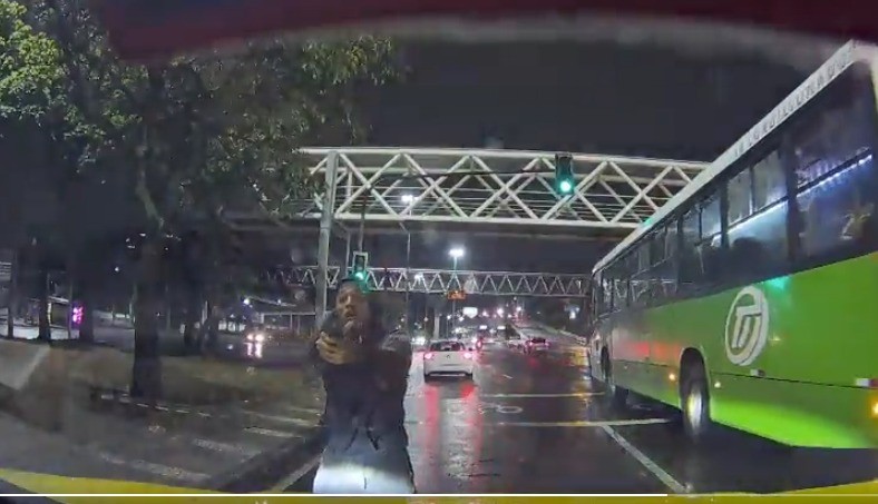 Bandidos armados invadem pista da Avenida Rei Pelé para render taxista e passageiros, após jogo do Brasil; veja vídeo