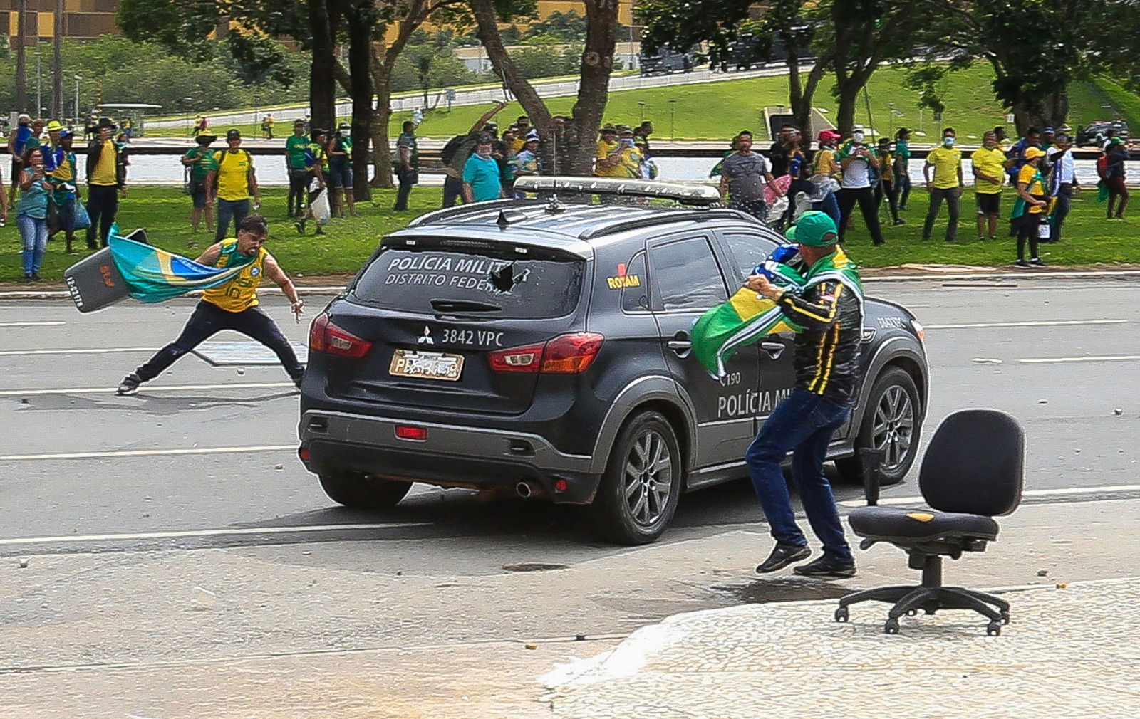 Apoiadores do ex-presidente Jair Bolsonaro atacam viatura da polícia — Foto: Sergio Lima/AFP