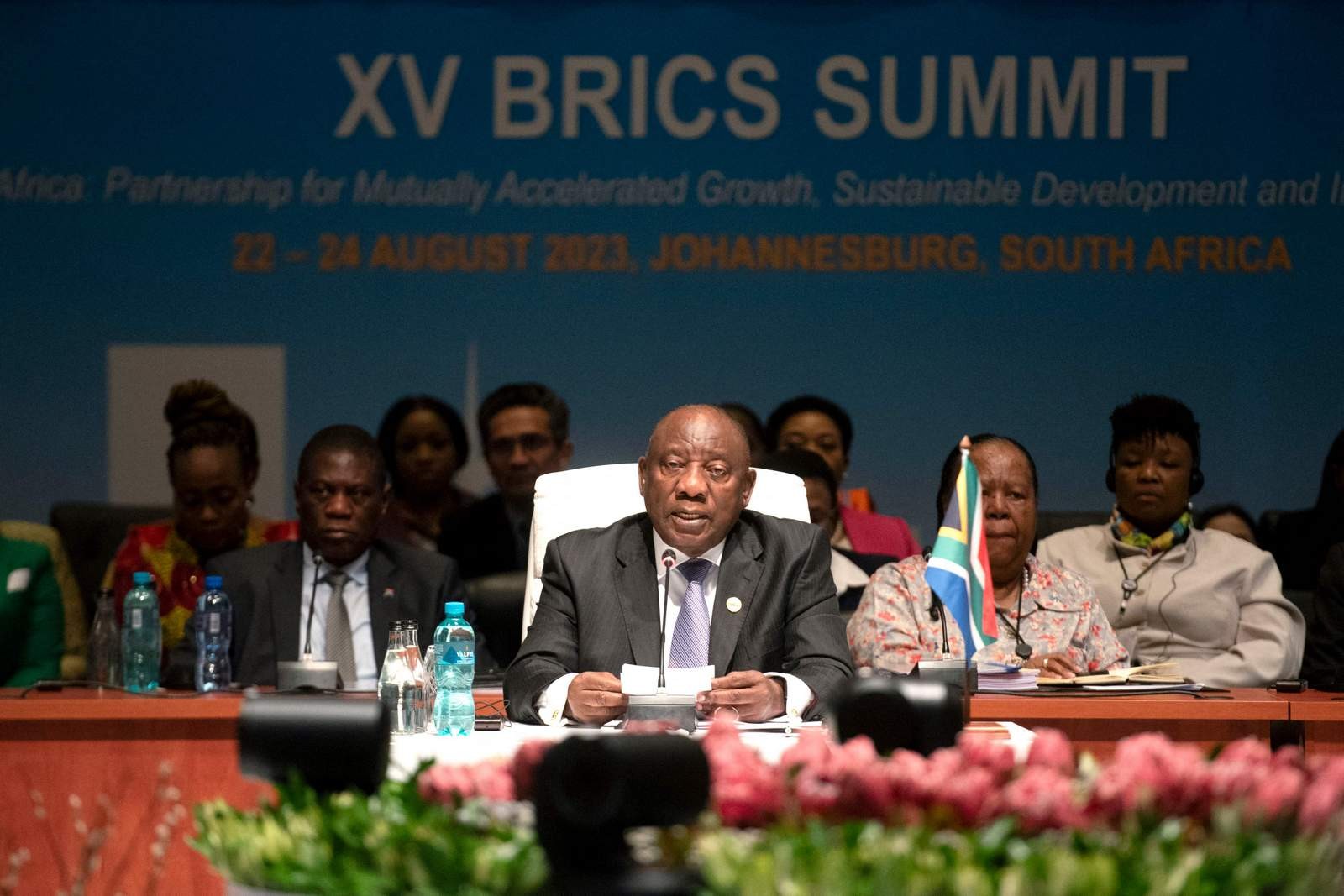 Presidido por Dilma, banco dos Brics empresta US$ 1 bi para financiar ...