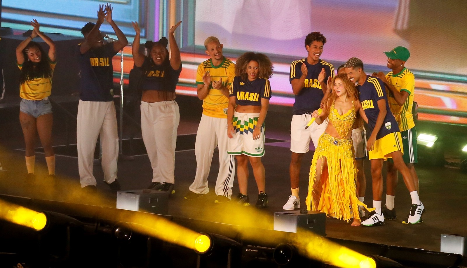 Shakira e Raphael Vicente no show em Copacabana — Foto: Marcelo Theobald / Agência O Globo