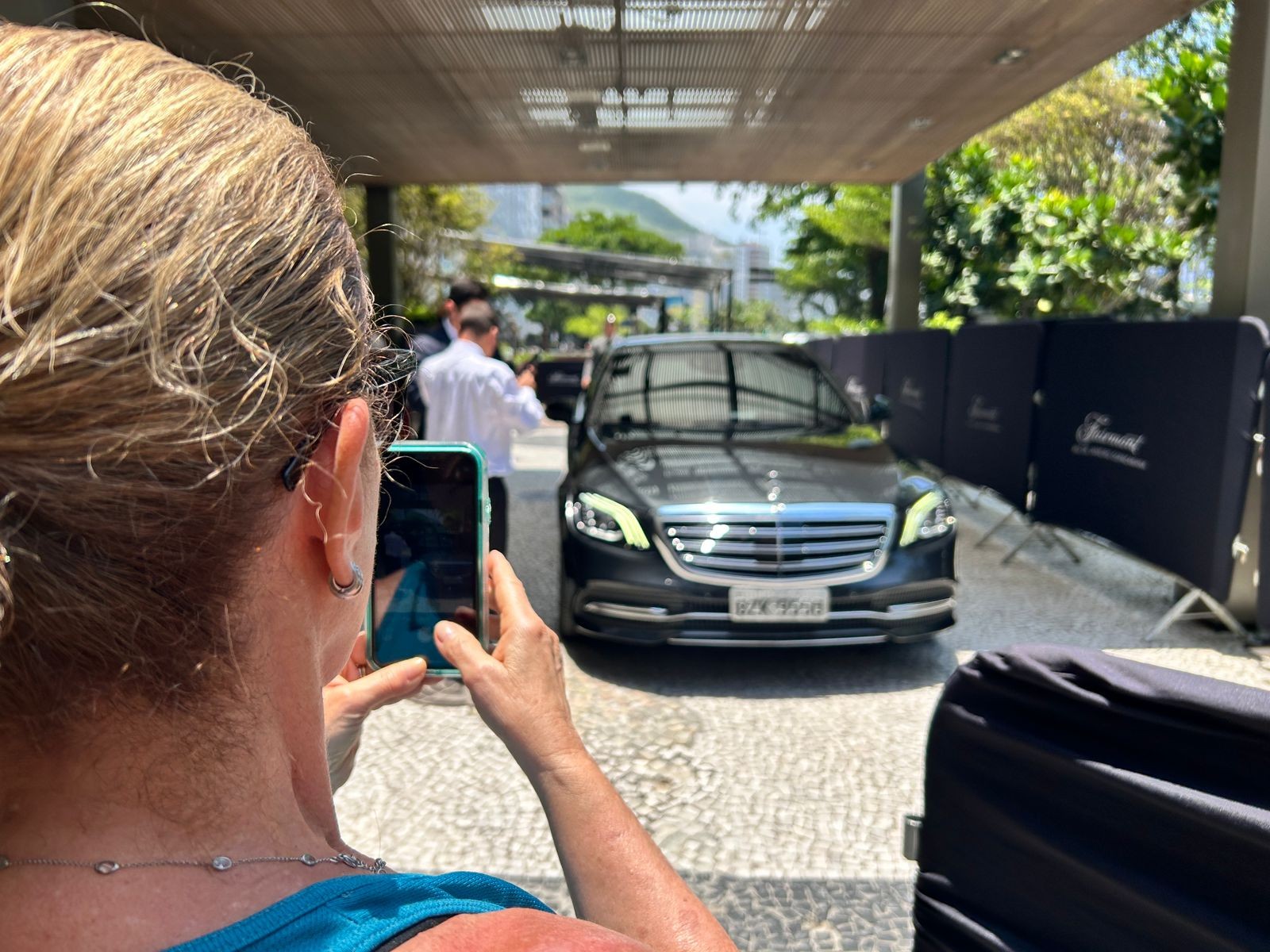Fátima Saboia, moradora de Copacabana, 'tiete' oficial das comitivas do G20 no bairro — Foto: Rafaela Gama / Agência O Globo