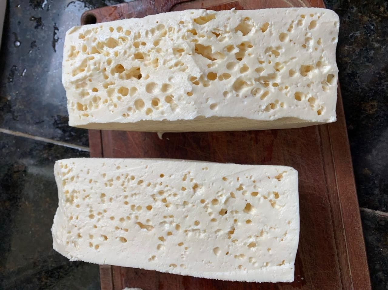 Furinhos no queijo: entenda quando são sinal de qualidade ou contaminação