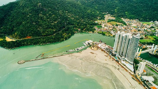 Mar engole 70 metros de areia em praia de Balneário Camboriú menos de dois anos após obra de alargamento 