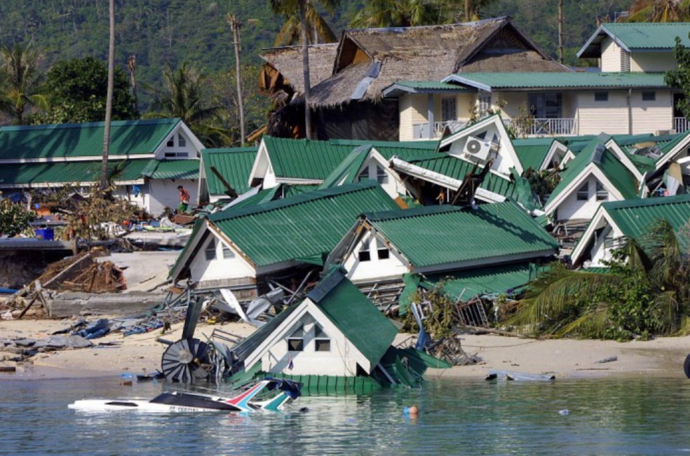 Estragos causados pelo tsunami de 2004 em Phi Phi, na Tailândia — Foto: Roslan Rahman/AFP