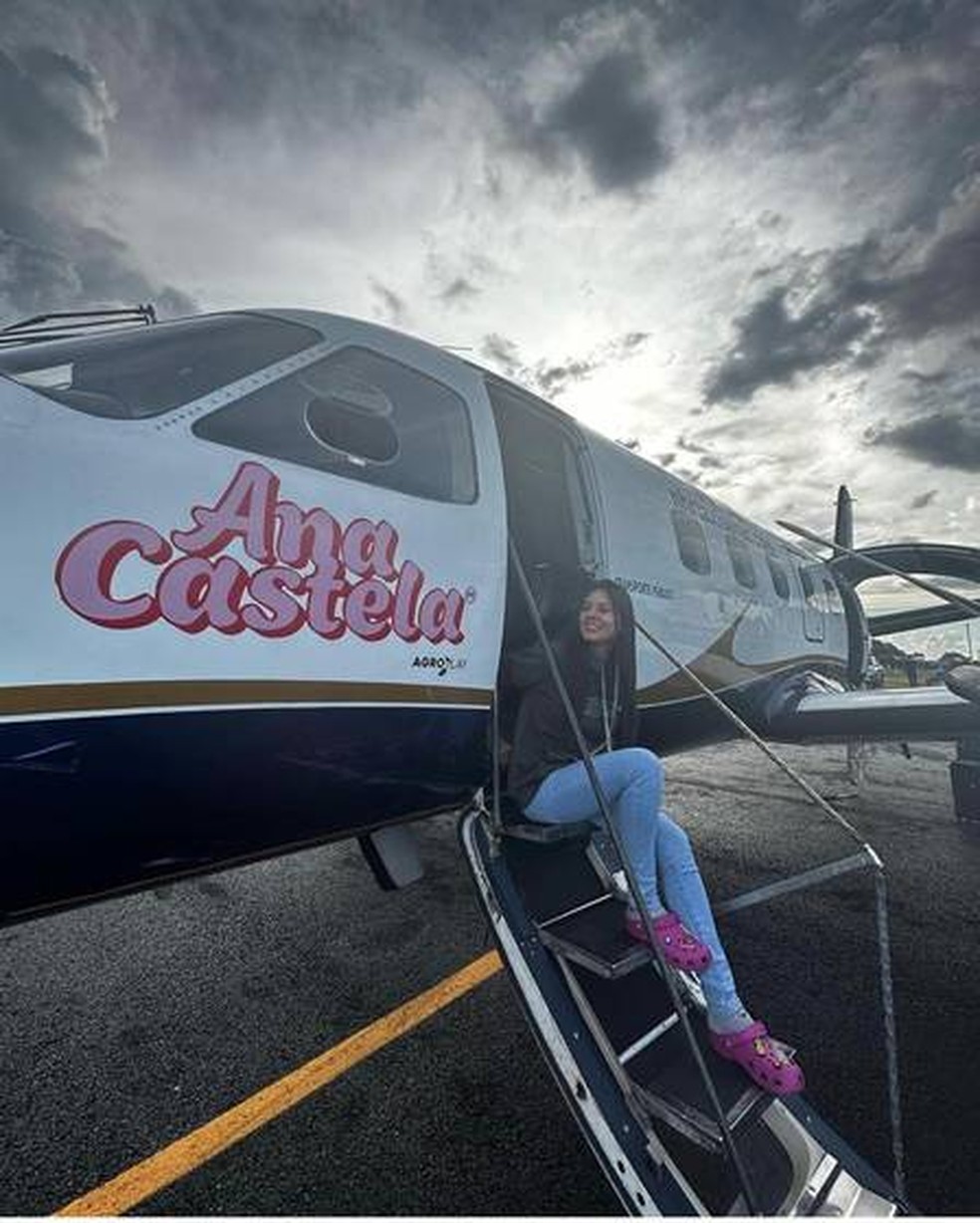 Ana Castela na escada da aeronave que tem seu nome — Foto: Instagram / Reprodução