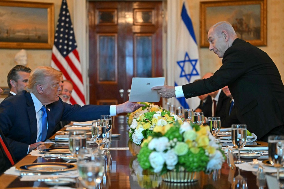Trump cumprimenta Netanyahu durante encontro na Casa Branca — Foto: Andrew Caballero-Reynolds/AFP