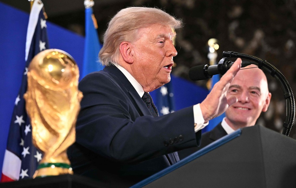 Gianni Infantino e Trump no evento que contou com a participação de jogadores da Argentina e Espanha antes da grande final do Mundial — Foto: Mandel NGAN/AFP