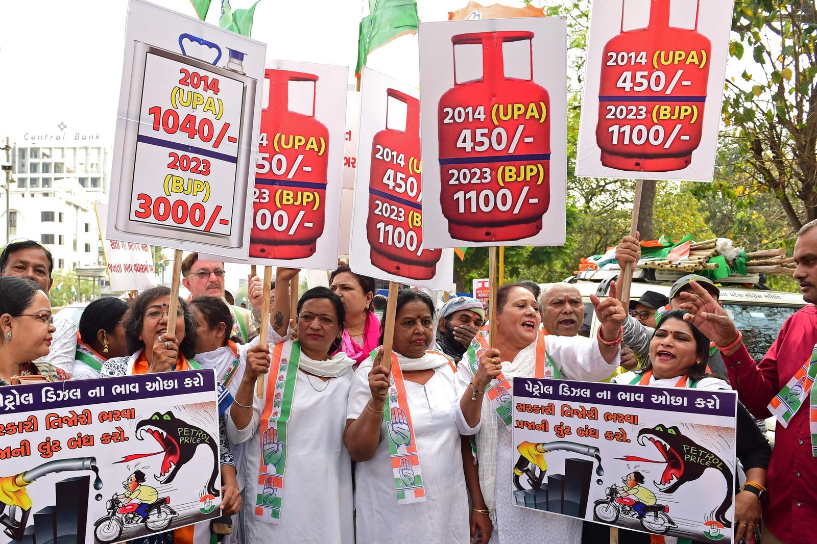 Trabalhadores do Partido do Congresso da Índia protestam contra o governo central pelo aumento da inflação, em Ahmedabad — Foto: Sam PANTHAKY / AFP