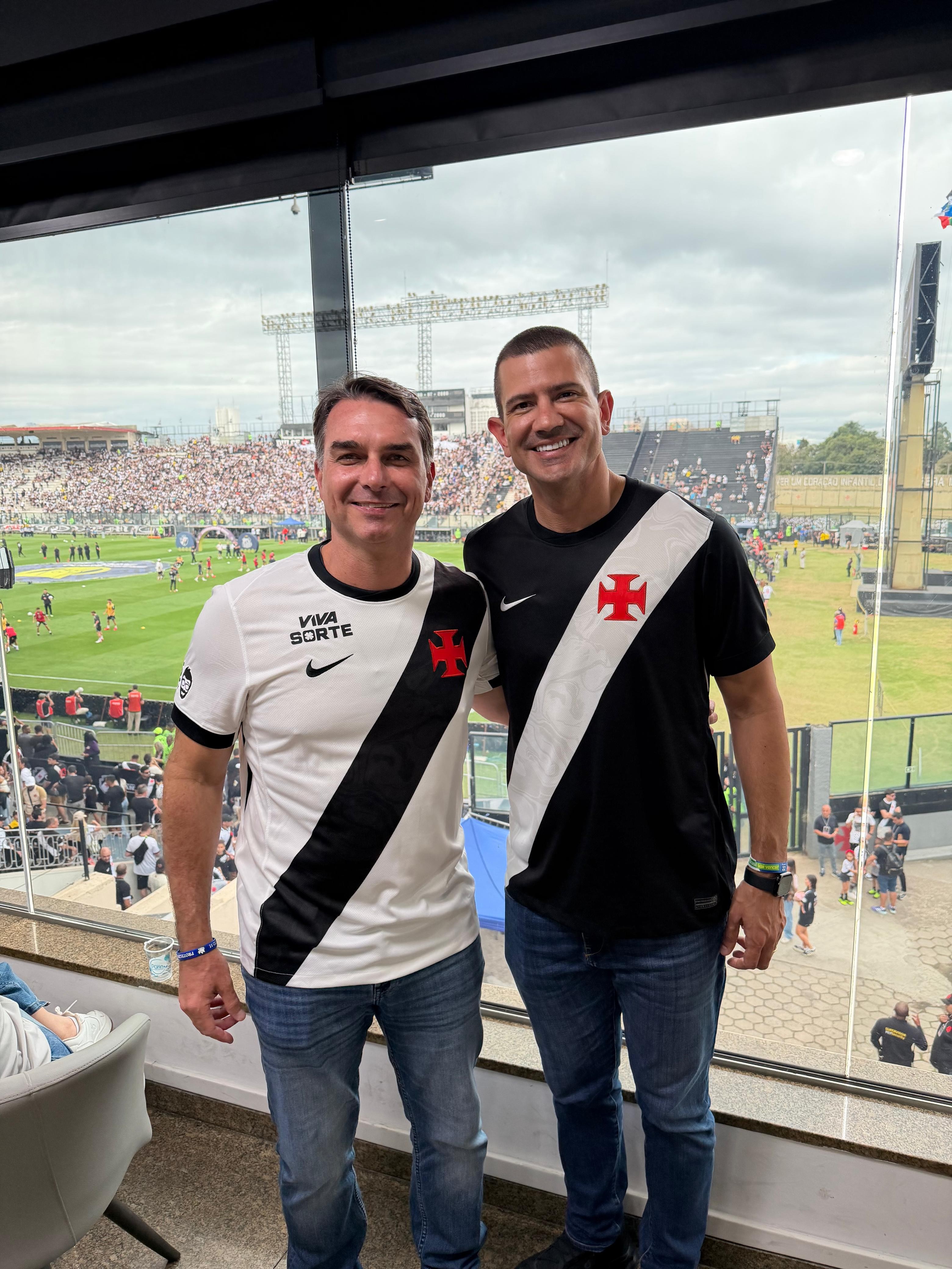 Vaiado em São Januário, Flávio Bolsonaro deixa estádio sem falar com a imprensa após terceiro gol do Santos no Vasco