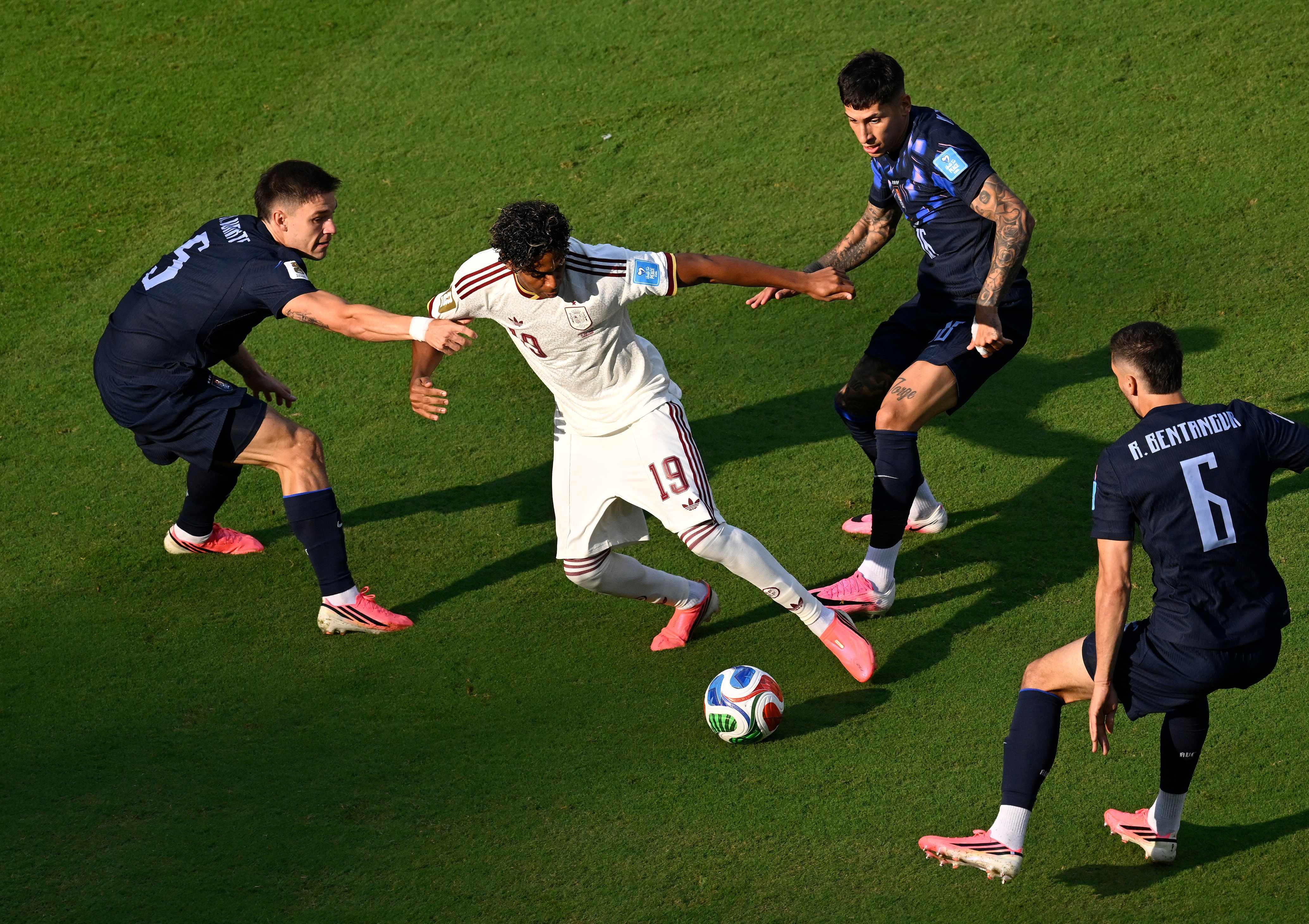 Cabo Verde 0 x 0 Arábia Saudita e Uruguai 0 x 1 Espanha: em falha de Muslera, Baena abre o placar para os espanhois; siga ao vivo