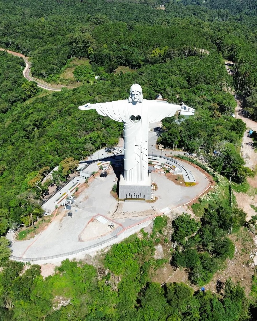 Obra, esculpida pelo artista Markus Moisés Rocha Moura, foi construída ao longo de dois anos e é feita de aço e concreto armado. — Foto: Reprodução Instagram