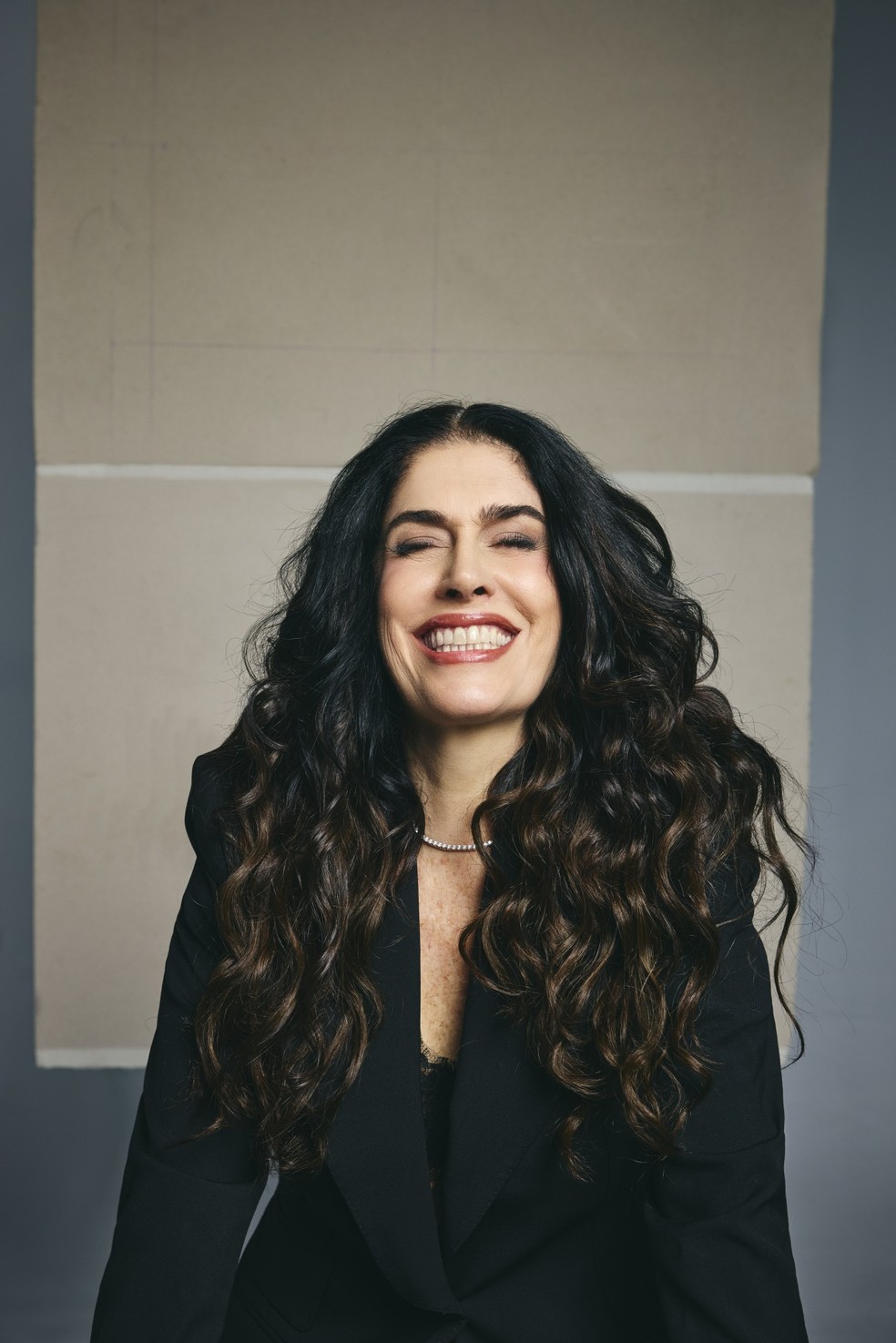 Blazer e blusa Dolce & Gabbana e riviera Sara Joias — Foto: Fernando Young