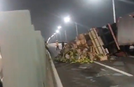 Ponte Rio-Niterói fica interditada após caminhão tombar no sentido Rio