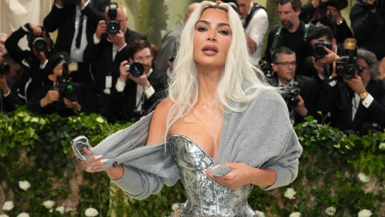 Como Kim Kardashian entra em pequeno espartilho? Conheça táticas da socialite para deixar cintura minúscula em looks 