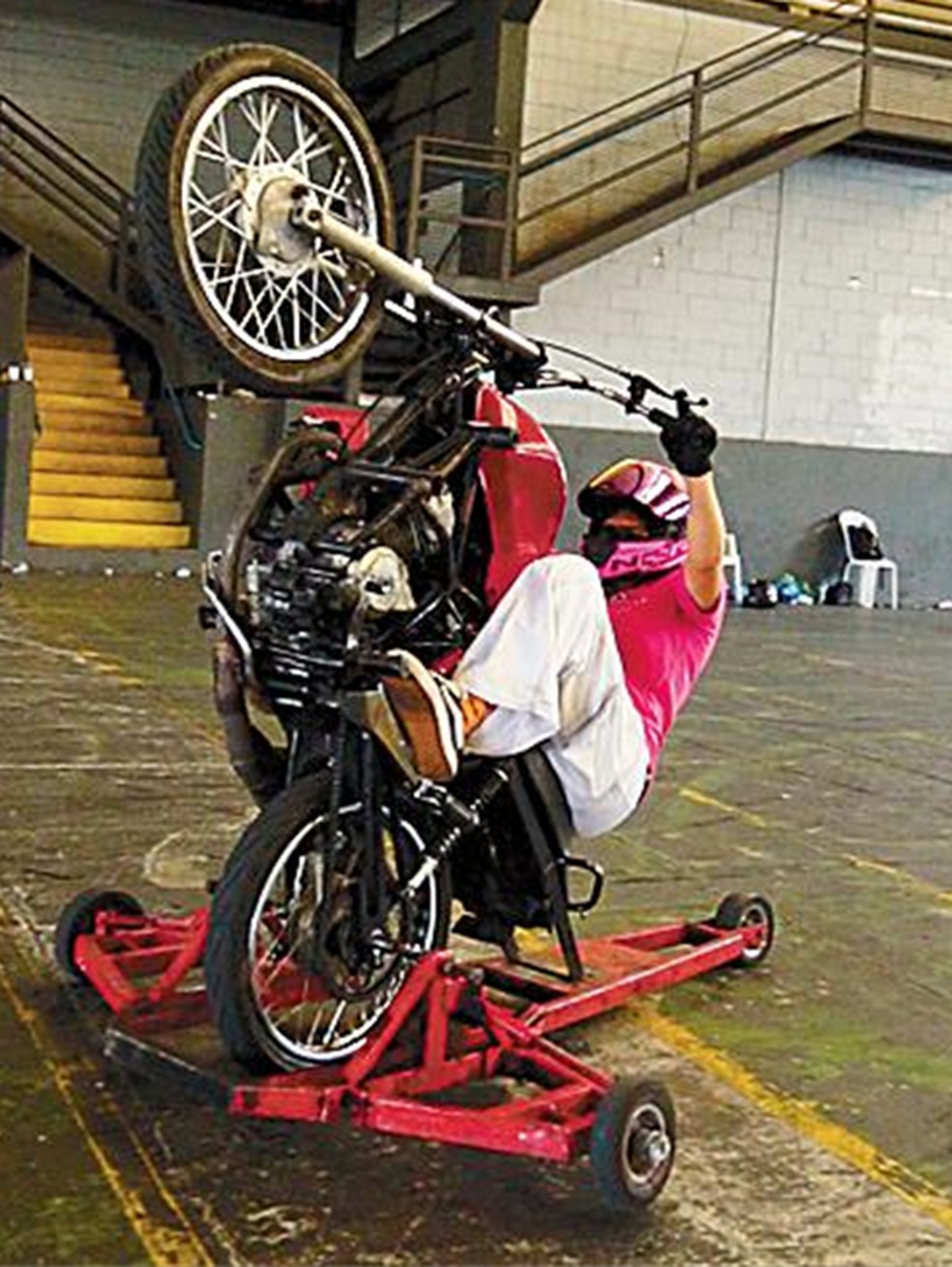 Aluna aprende a dar grau de moto em ambiente fechado — Foto: Reprodução