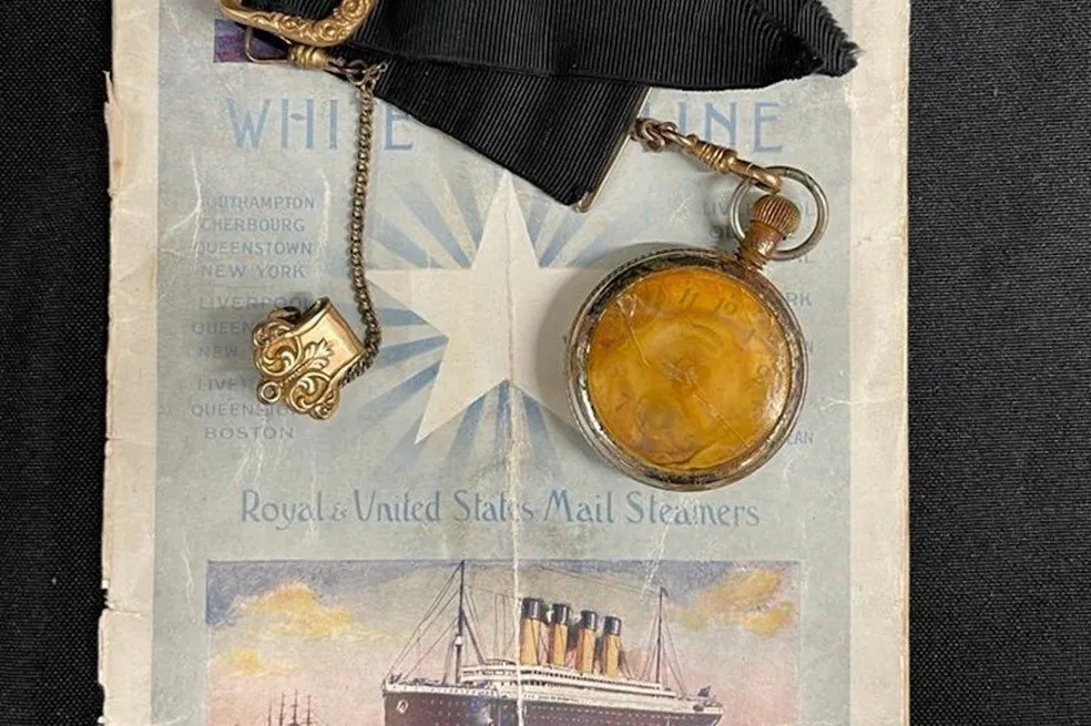 O relógio do funcionário do Correio que foi achado junto ao seu corpo após o naufrágio — Foto: Henry Aldridge & Son / Reprodução