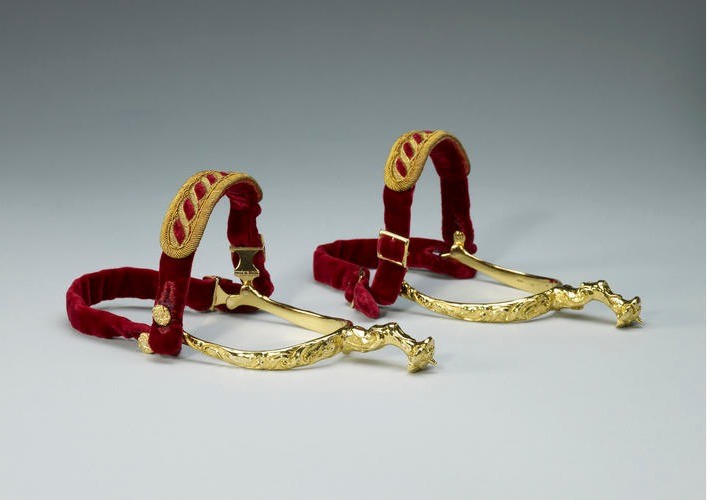 As esporas de ouro simbolizam a cavalaria e são usadas desde a coroação de Ricardo Coração de Leão em 1189 — Foto: Reprodução