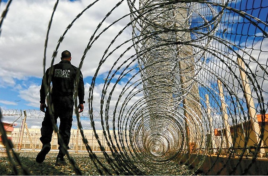 Concertinas e muralha de nove metros na penitenciária de Brasília