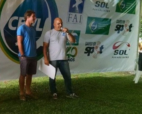 Philip Haegler (de azul), em 2016, sendo homenageado pelo bicampeonato de asa-delta — Foto: Reprodução