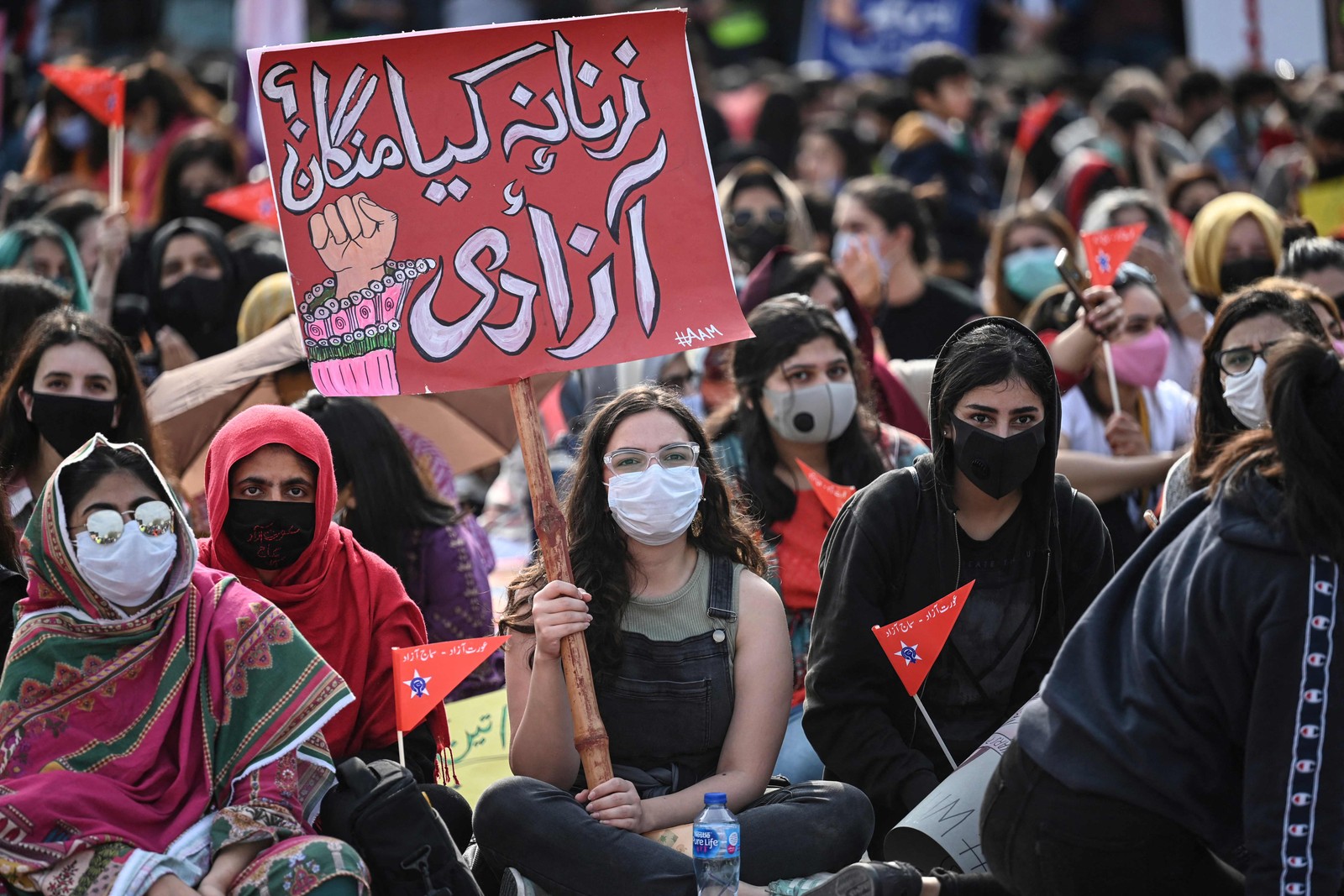 Ativistas da Marcha Aurat carregam cartazes durante uma manifestação para marcar o Dia Internacional da Mulher em Islamabad, capital do PaquistãoAFP