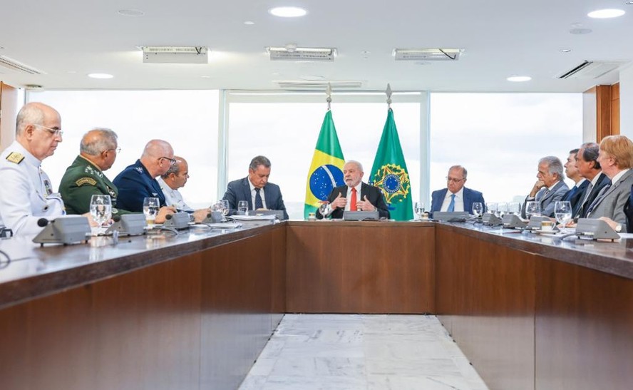 Presidente Lula em reunião com os comandantes das Forças Armadas no Palácio do Planalto