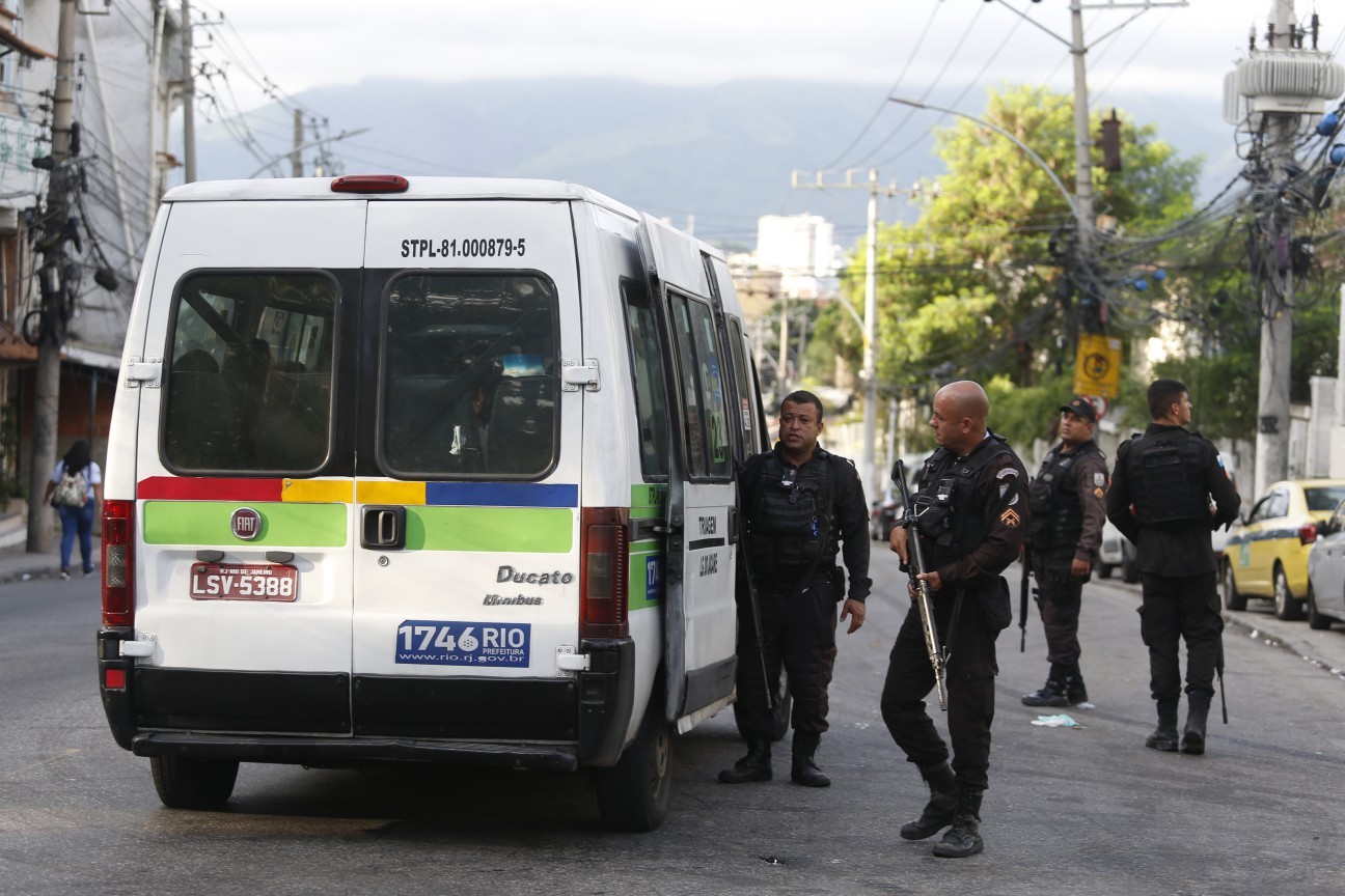 Na foto, policiais na Estrada do Itararé, que foi fechada pela PM. — Foto: Fabiano Rocha / Agência O Globo