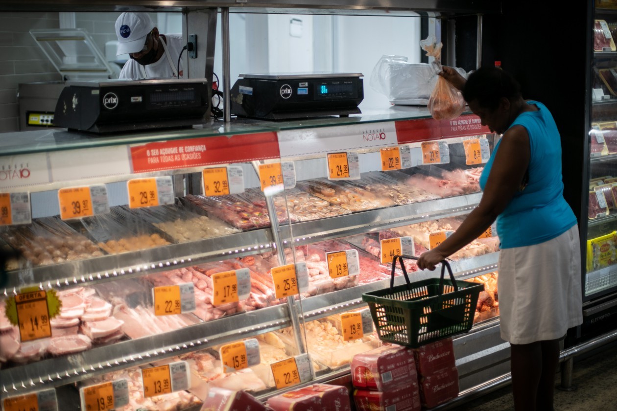 Inflação da alimentação em domicílio dobrou de setembro para outubro