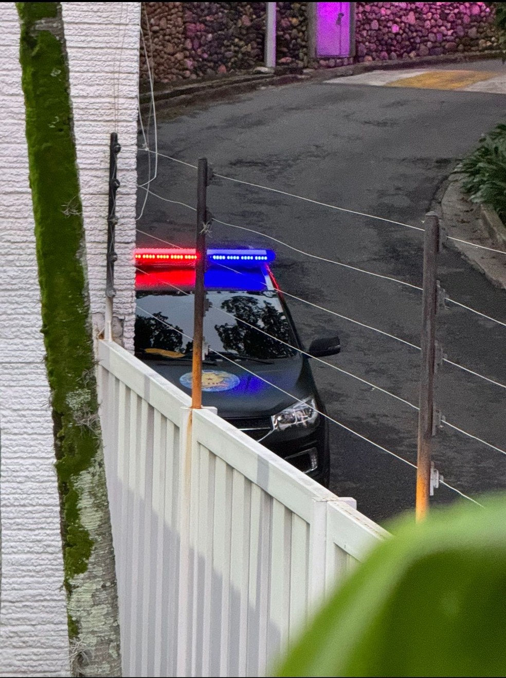 Policiamento ao redor da Embaixada da Argentina em Caracas, neste s&aacute;bado &mdash; Foto: Reprodu&ccedil;&atilde;o/Comando Venezuela