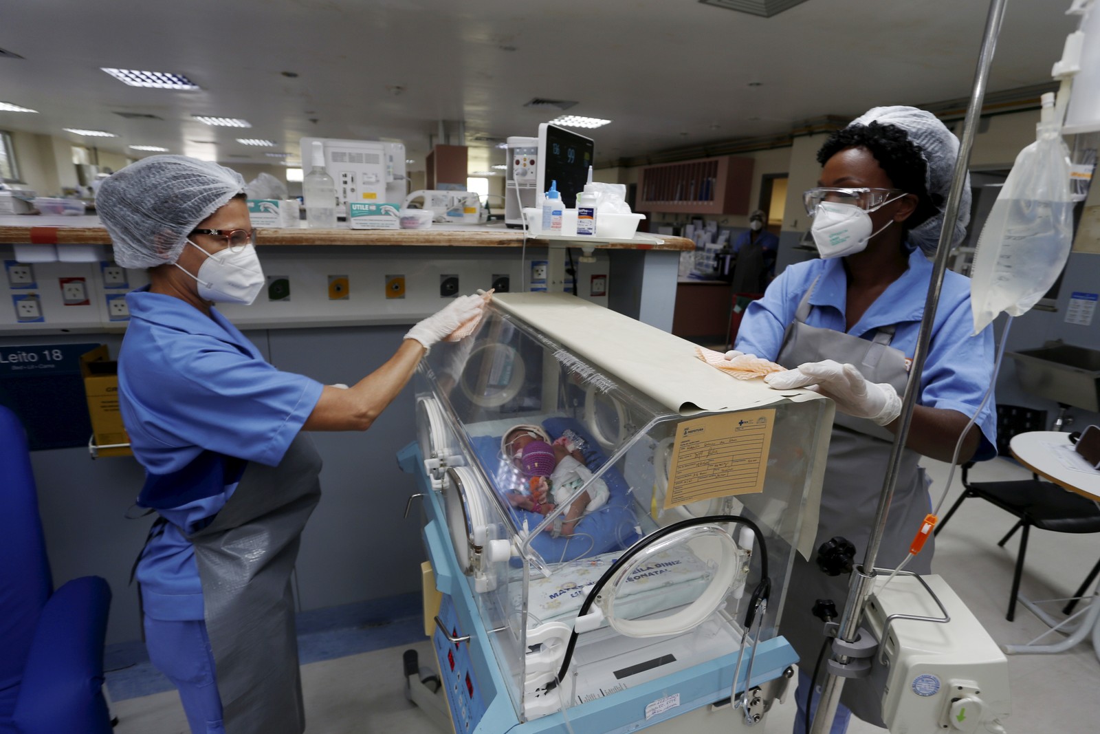 Profissionais da Comlurb fazem limpeza de incubadoras em três maternidades públicas — Foto: Fabiano Rocha